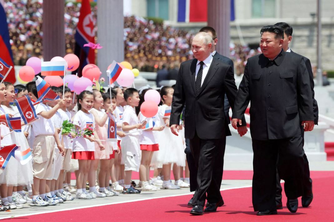 Путин и Ким Чен Ын во время церемонии на площади Ким Ир Сена в Пхеньяне / Фото: Sputnik