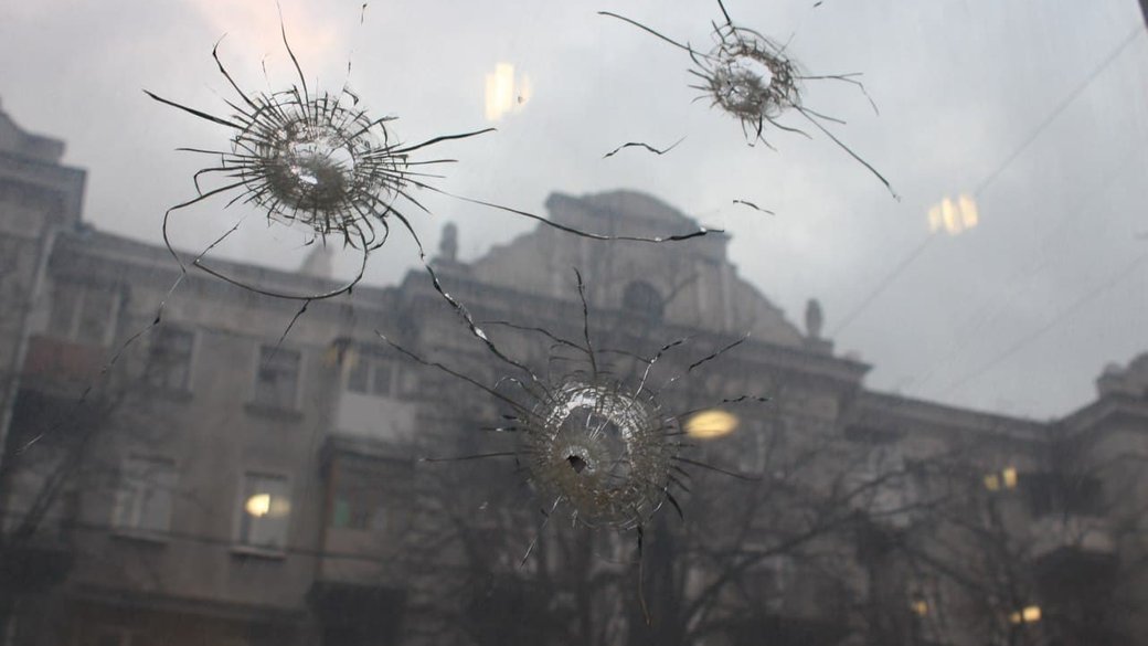 Пошкоджене уламками вікно у Харкові / Ілюстративне фото Суспільне