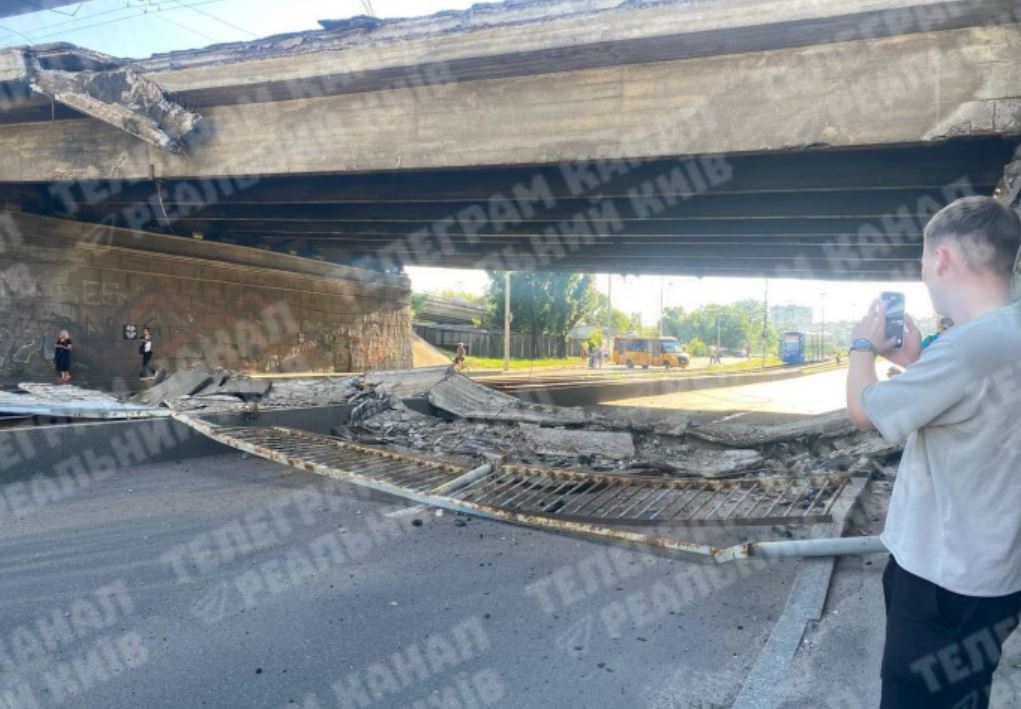 В Киеве обвалилась пешеходная часть Воздухофлотского путепровода / Фото из соцсетей