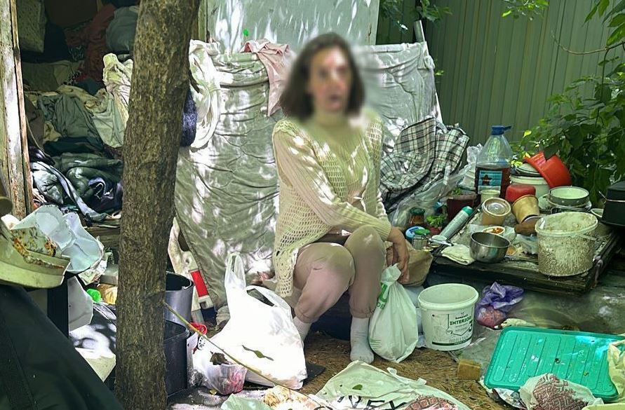 Затримана жінка, яка здійснила наругу над могилами захисників України / Фото: Київська міська прокуратура 