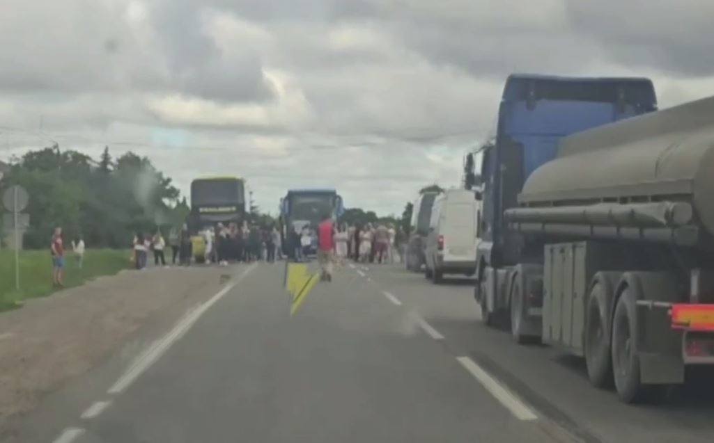 Пасажири автобусу перекрили трасу Тернопіль – Львів / Скриншот з відео