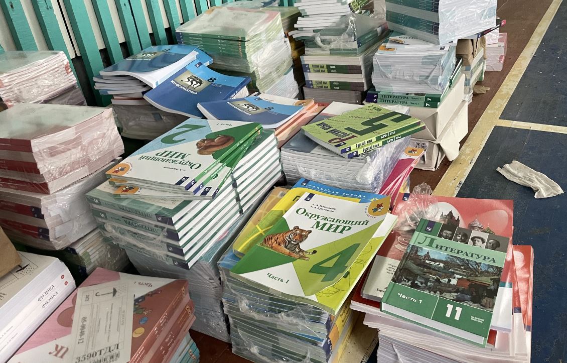 Российские школьные учебники, завезенные оккупационными властями в украинскую школу в поселке Боровая (Харьковская область) / Фото: Human Rights Watch