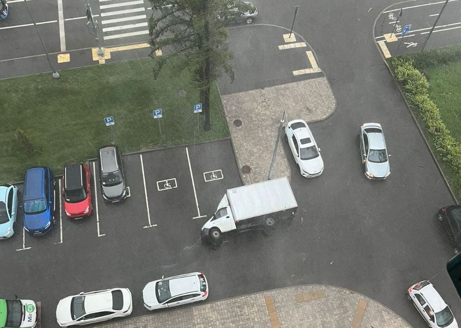 "Здута" вітром "Газель" у Москві / Фото з соцмереж