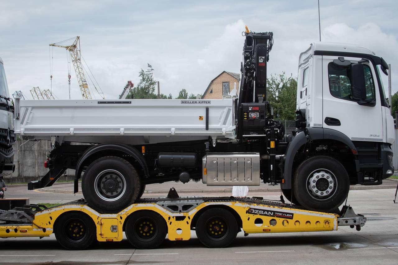 Інженерний автомобіль Mercedec-Benz Arocs з краном-маніпулятором / Фото: Міненерго