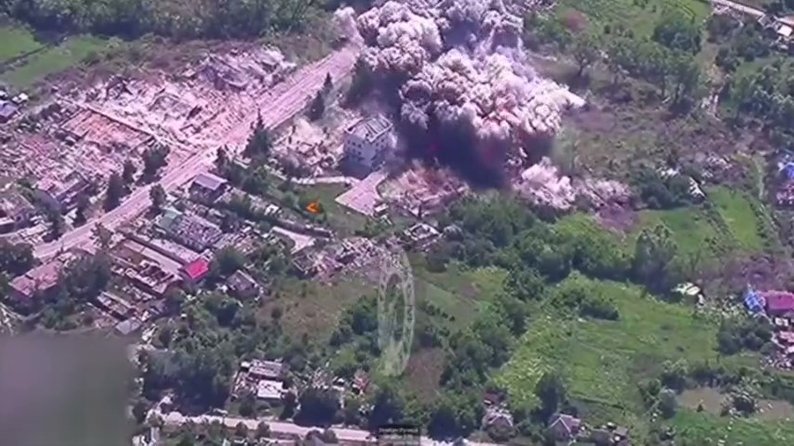 Момент российского авиаудара по Липцам / Скриншот с видео