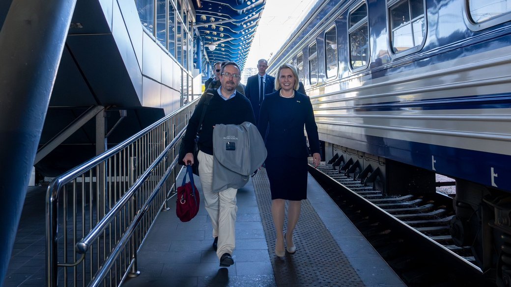 Заместитель Госсекретаря США Джон Басс и посол США в Украине Бриджит Бринк на воклаге в Киеве / Фото: соцсеть Х Бриджит Бринк