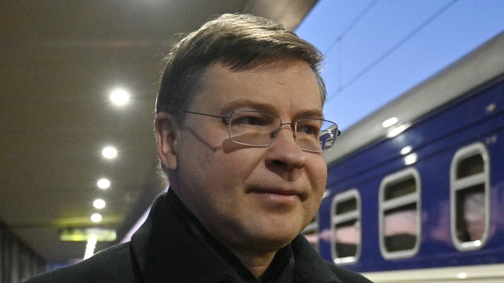 Єврокомісар із питань торгівлі Валдіс Домбровскіс на вокзалі у Києві / Фото з Х Домбровскіса