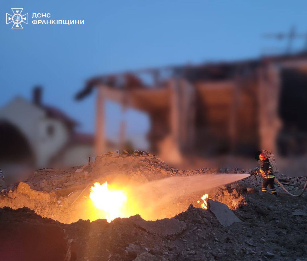 В Івано-Франківську ракетний удар був по навчальному закладу, там почалася пожежа. Унаслідок удару утворилася вирва 20 кв.м. Один із навчальних корпусів частково зруйновано, інші зазнали пошкоджень / Фото ДСНС