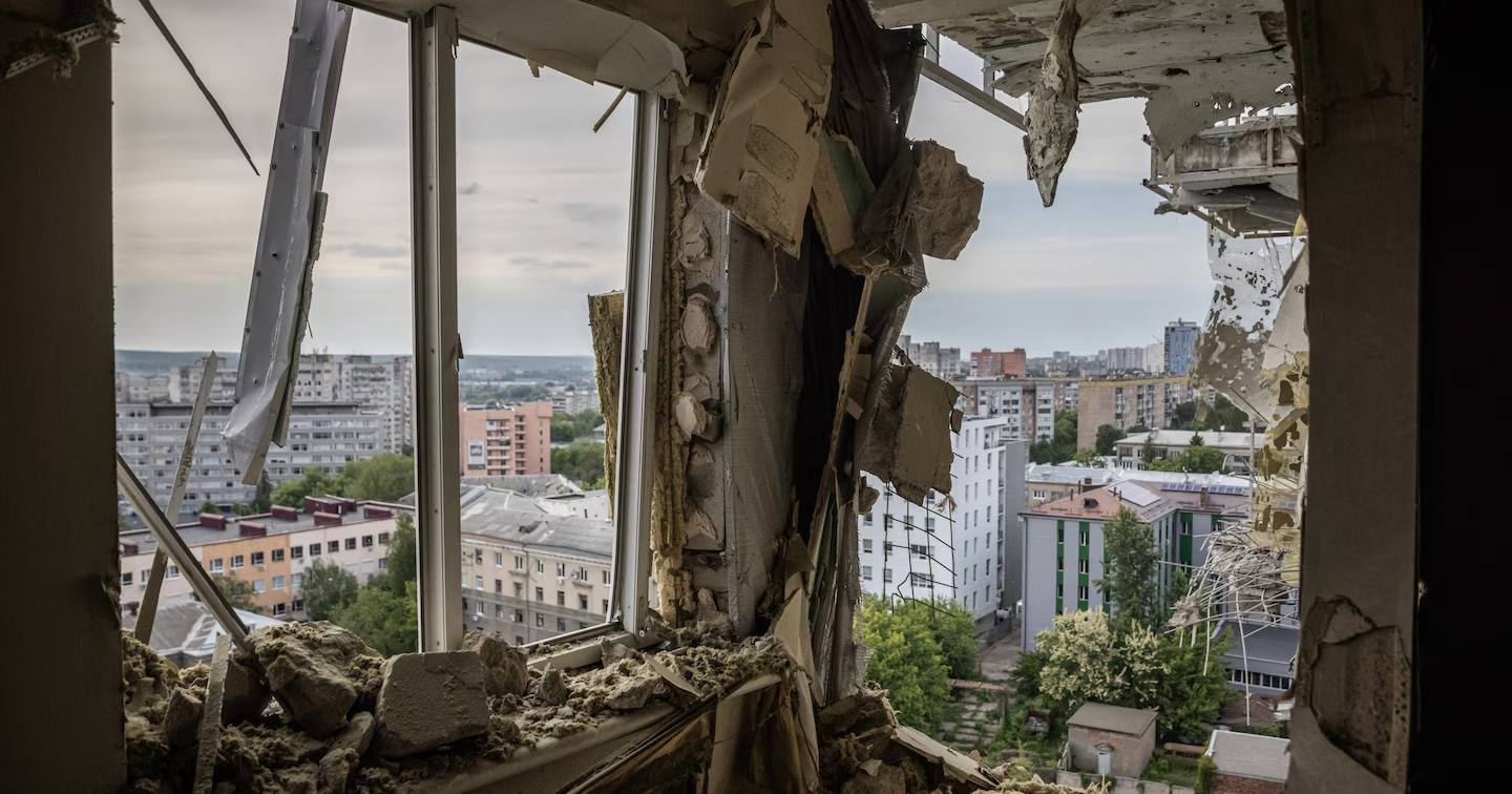 Вид из окна сильно поврежденного жилого дома в центре Харькова в мае 2024 / Фото The Washington Post