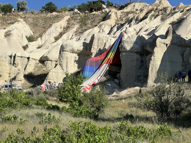 Повітряну кулю, що застрягла у скелях, витягли рятувальники / Фото Star