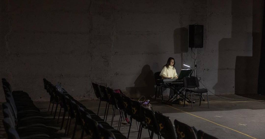 Репетиция в подземном помещении, которое из-за постоянных российских атак на город используется как бомбоубежище и концертный зал. Апрель 2024 года, Харьков / Фото AFP Photo