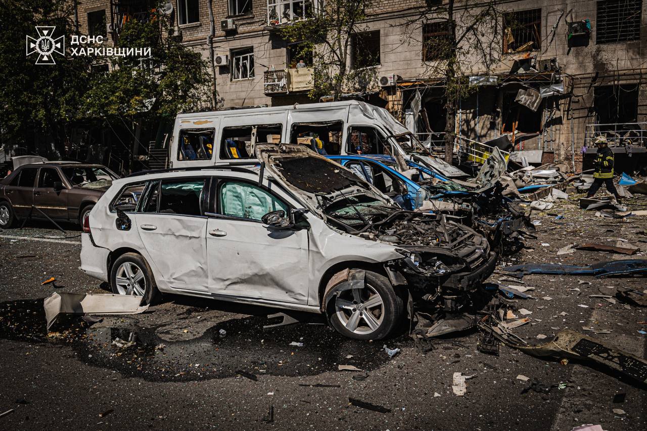 Харків: рятувальники продовжують ліквідовувати наслідки ворожого ракетного удару 22 червня 2024 / Фото ДСНС