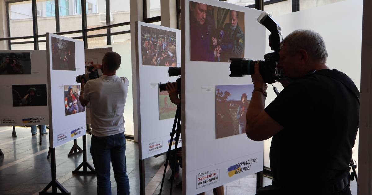 На фотовыставке "Украина: журналисты на передовой", которая проходила в вестибюле станции метро "Золотые ворота" в Киеве. 2 июня 2024 года / Фото НСЖУ