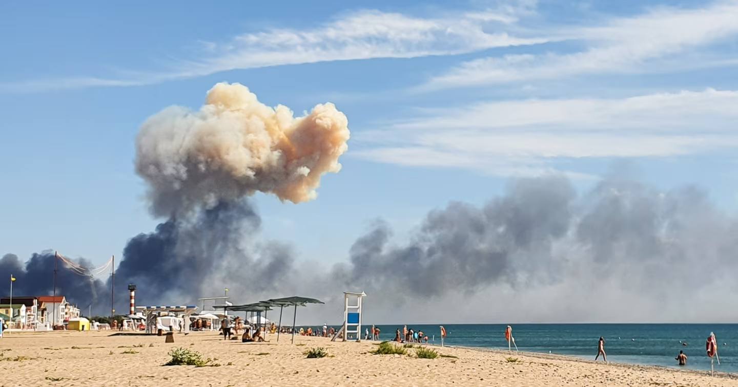 Вид на поселок Новофедоровка, где на территории аэродрома произошли взрывы. Крым, 9 августа 2022 года / Фото ТАСС