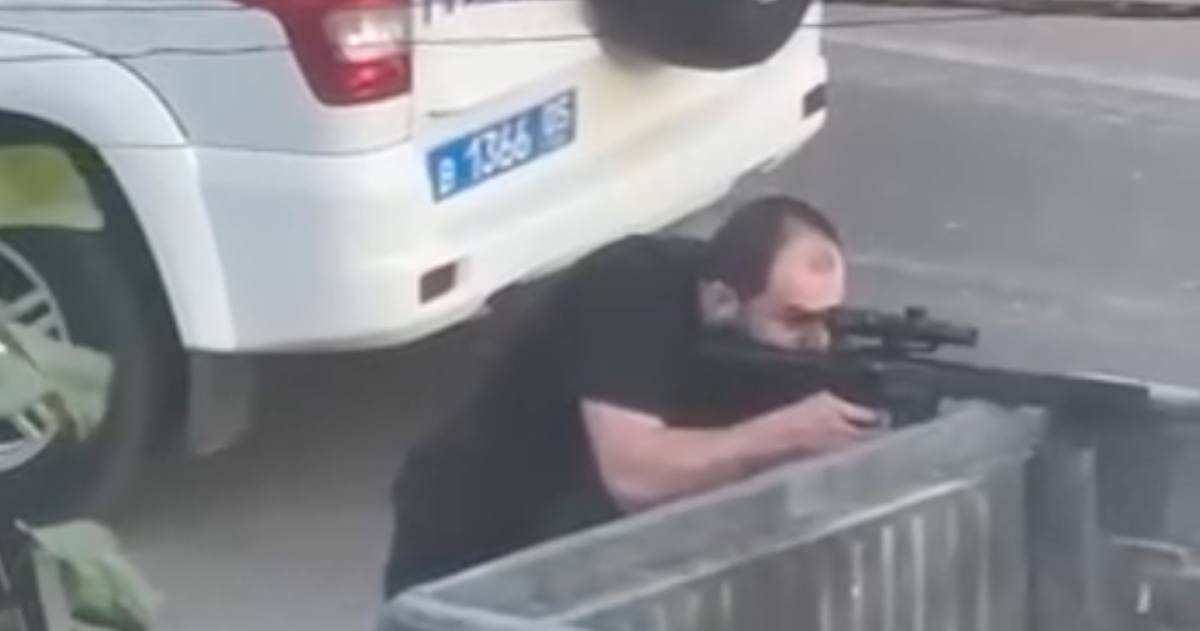 Один из нападавших ведет огонь / Скриншот видео