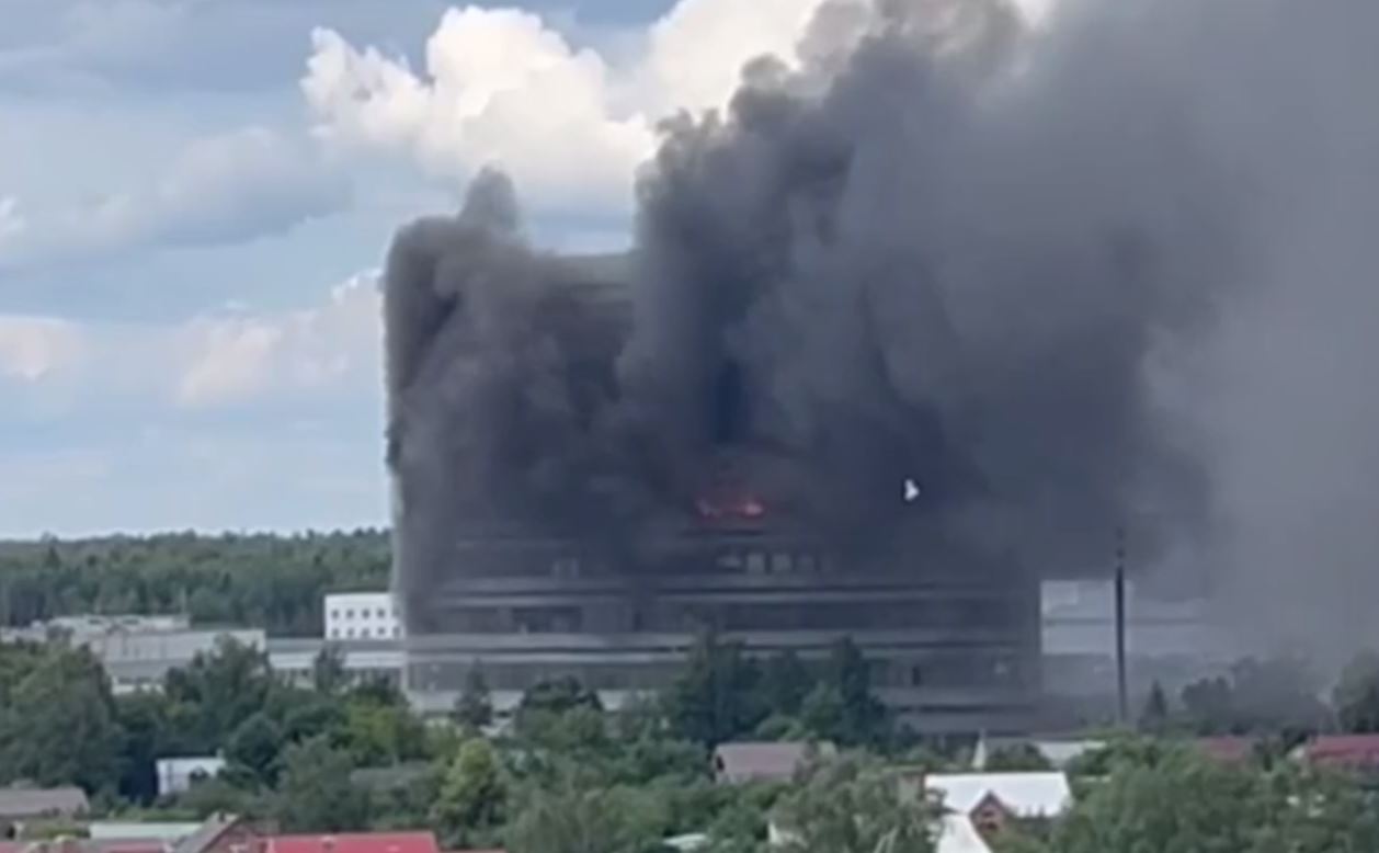 Горящее здание научно-исследовательского института "Платан" в подмосковном Фрязино / Скриншот с видео