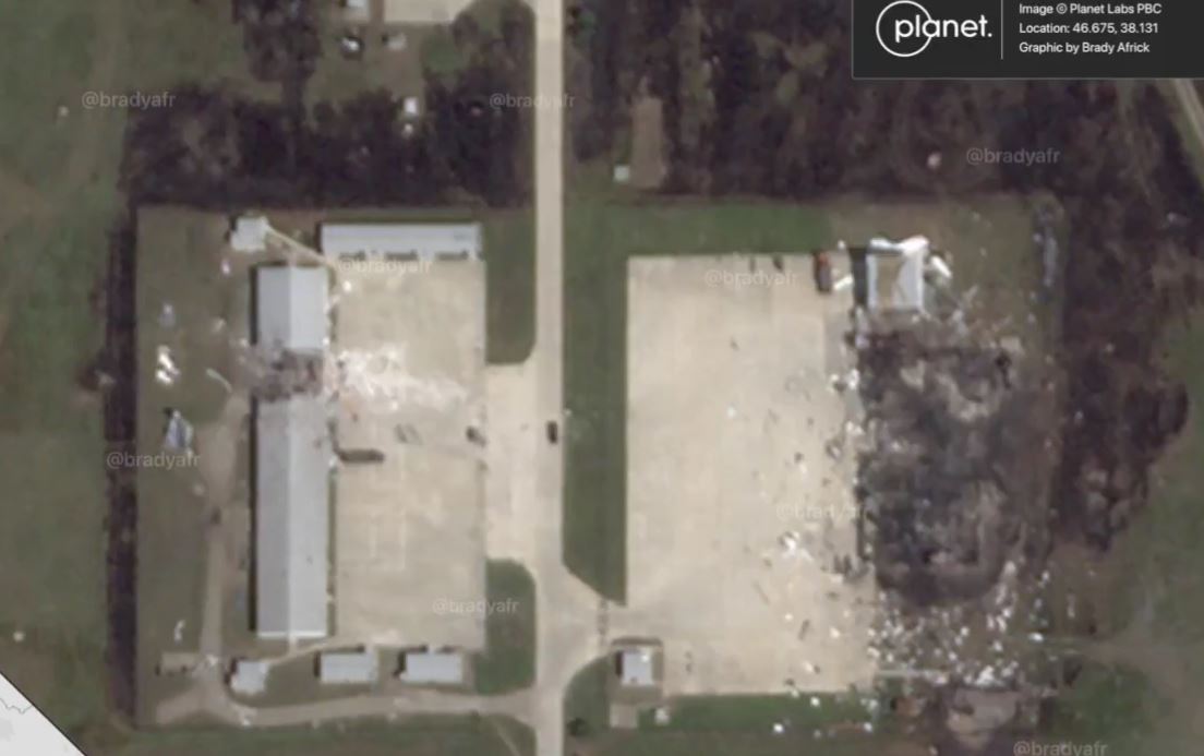 Наслідки удару по військовий частину Росії у районі Єйська РФ / Супутниковий знімок від @bradyafr