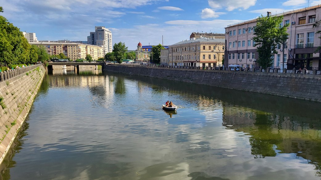 Дівчата катаються у човні по річці Лопань у центрі Харкова / Фото: Суспільне