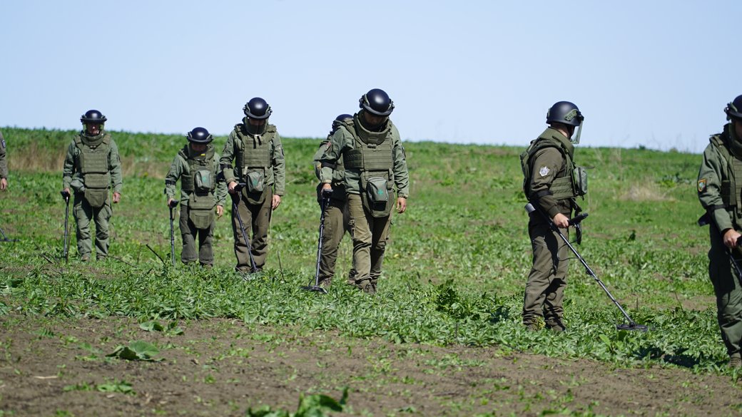 Трактористы и механизаторы, которые прошли обучение саперному делу, ищут взрывчатку в полях Харьковщины / Фото: Суспільне