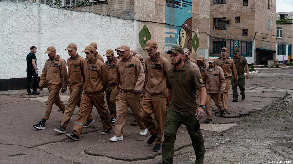 Штурмові бригади вишукують серед тисяч в'язнів мотивованих бійців / Фото: DW