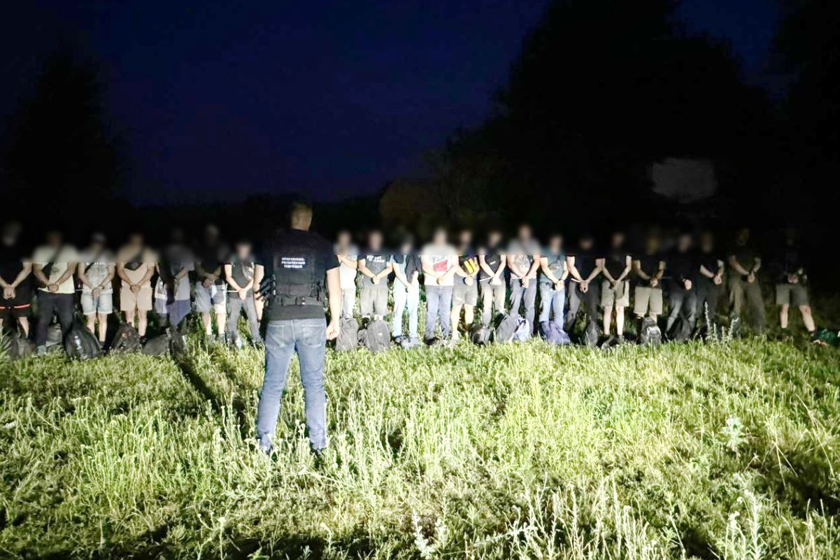 Затримані на кордоні з Молдовою чоловіки / Фото: ДПСУ