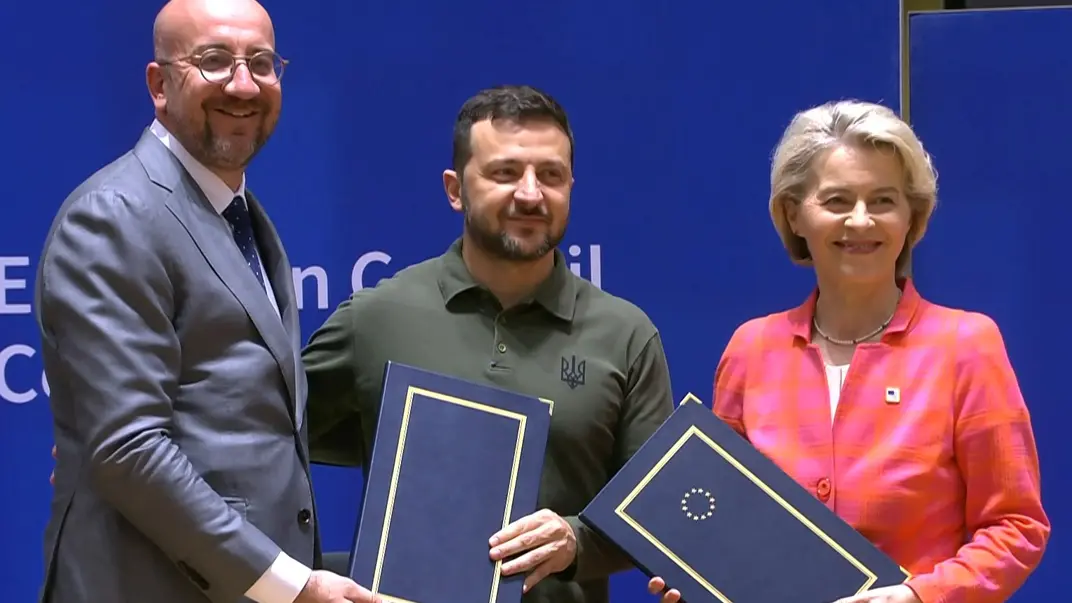 Президент Евросовета Шарль Мишель, президент Владимир Зеленский и президент Еврокомиссии Урсула фон дер Ляйен после подписания соглашения по безопасности / Скриншот с трансляции