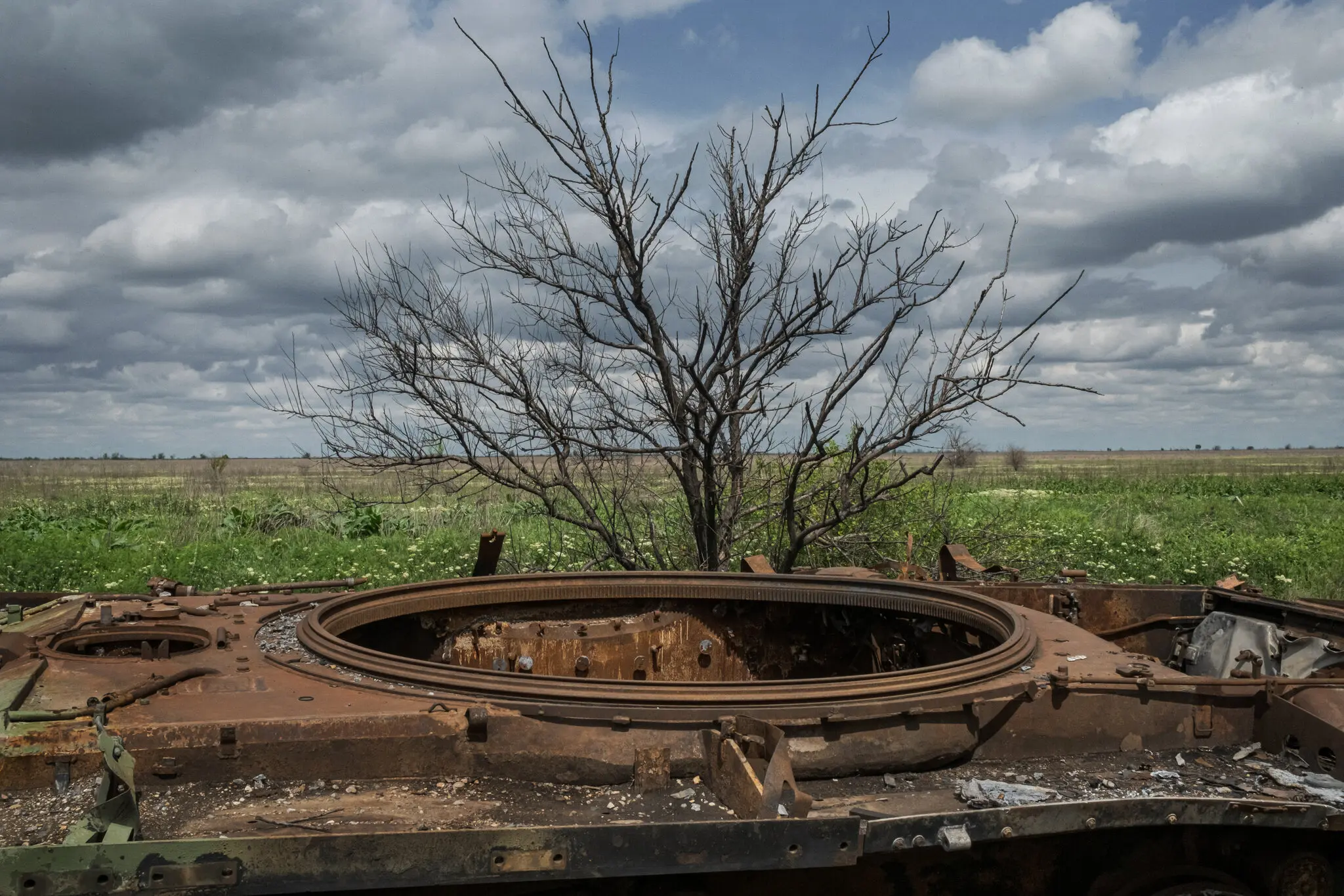 Уничтоженный российский танк на юге Украины / Фото: The New York Times