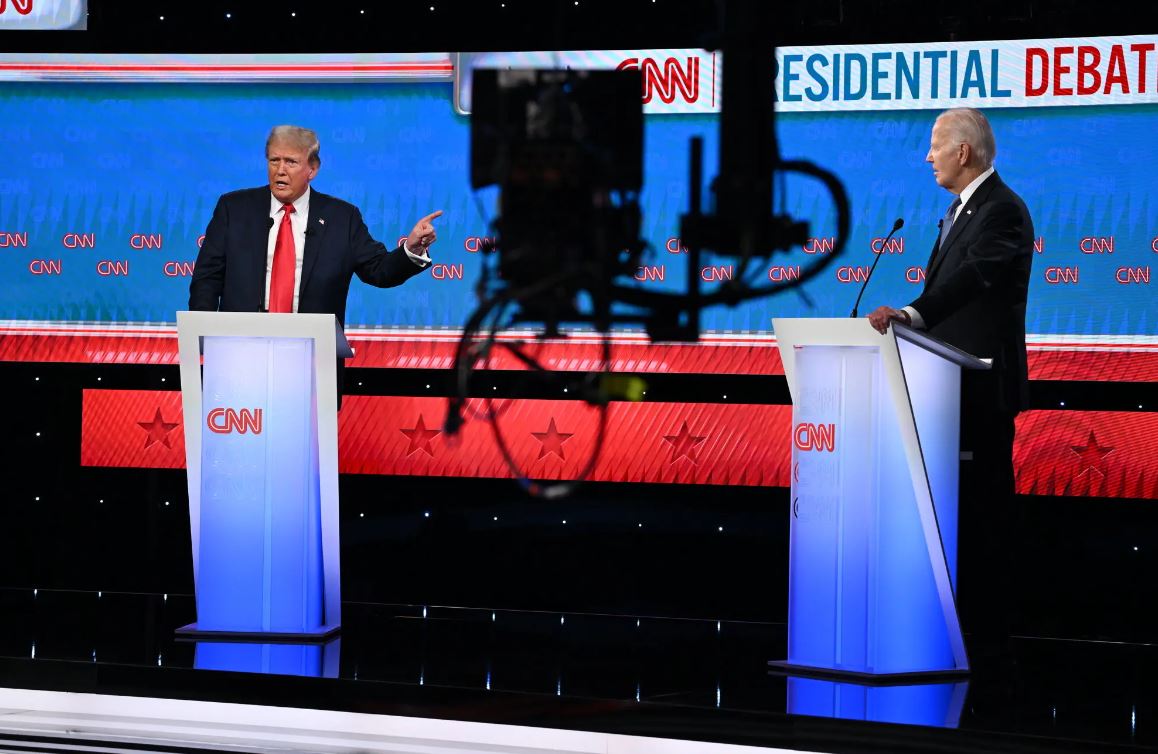 Республиканец Дональд Трамп и демократ Джо Байден во время первого раунда президентских дебатов / Фото: The New York Times