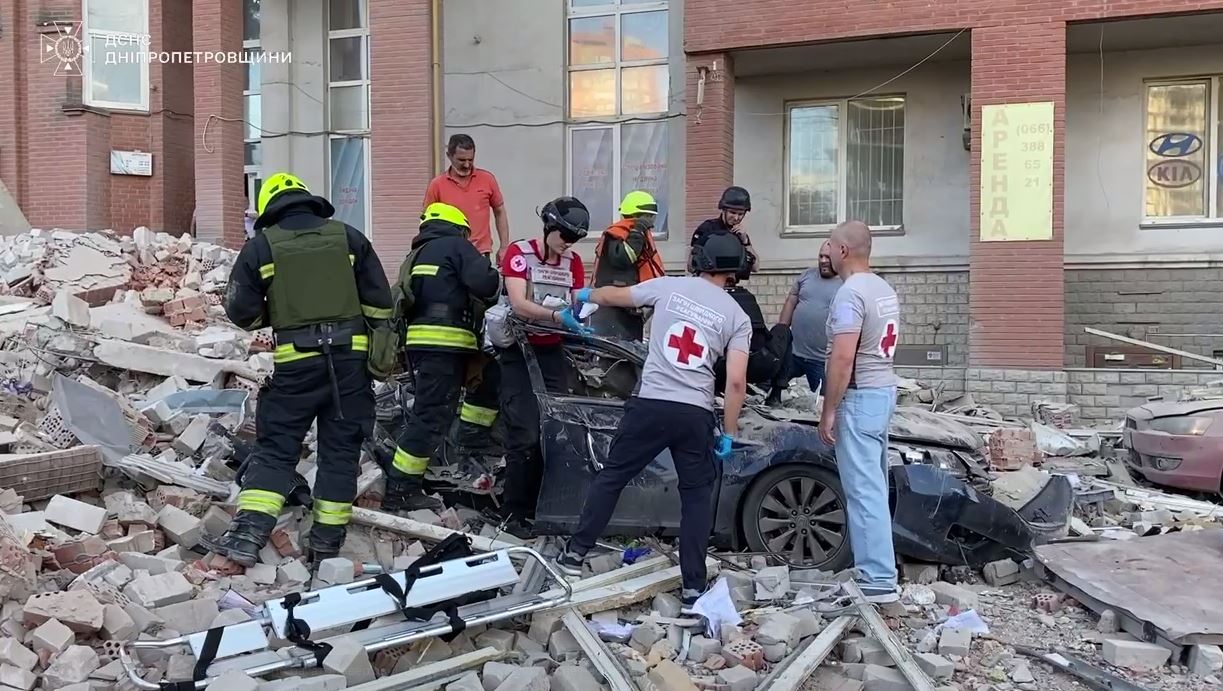 Спасатели ликвидируют последствия ракетного удара по Днепру / Фото: ГСЧС