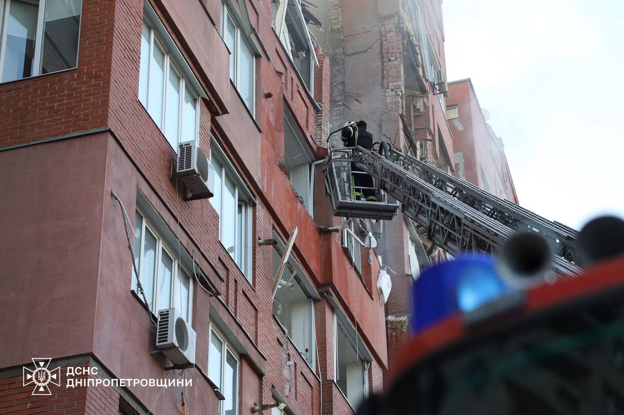 Спасатели ликвидируют последствия удара по Днепру / Фото: ГСЧС