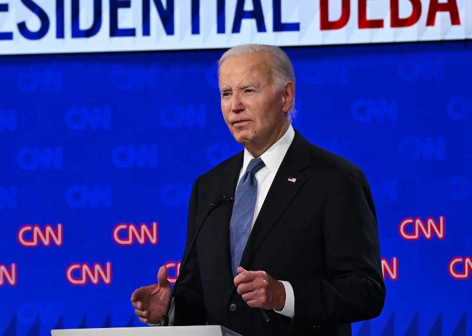 Президент США Джо Байден во время первых президентских дебатов с бывшим президентом США Дональдом Трампом / Фото: The New York Times