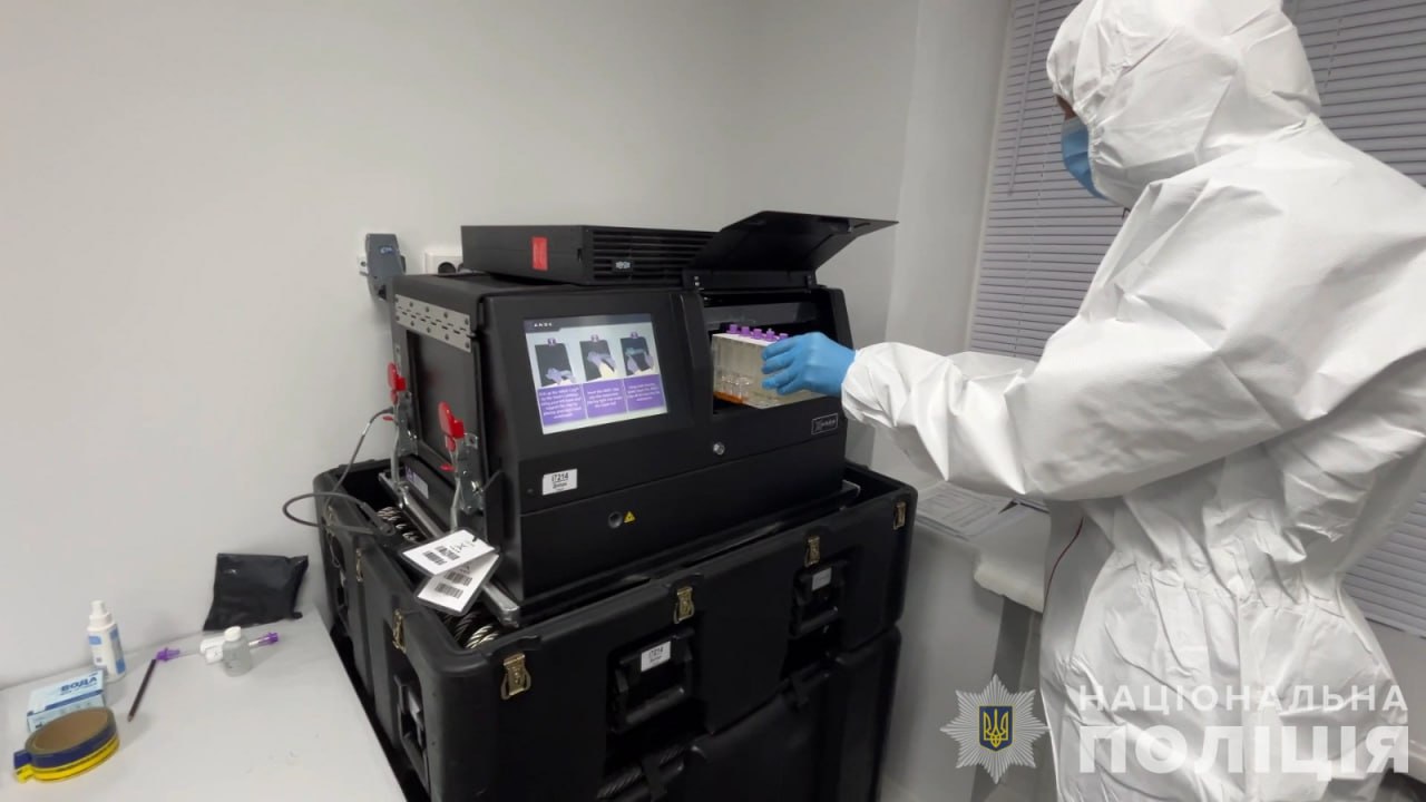 Для встановлення особи загиблої криміналістами Дніпропетровщини було відібрано біологічний зразок рештків знайденої на місці влучання людини, який досліджено на швидкісному ДНК-аналізаторі - встановлено генотип жіночої статі. У родичів зниклих безвісти правоохоронці відібрали зразки букального епітелію / Фото НПУ