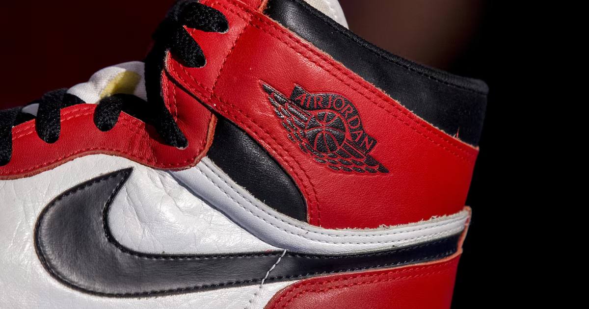 Знаменитий символ Nike і логотип Air Jordan на моделі Air Jordan 1 під назвою "Notorious", випущеної в 1984-1985 роках / Фото Reuters