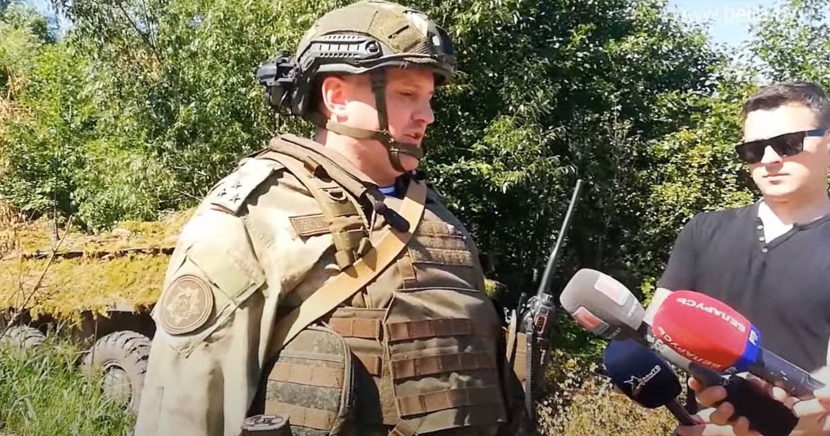 Заступник командувача силами спеціальних операцій з ідеологічної роботи Збройних Сил Республіки Білорусь полковник Вадим Лукашевич дає коментар журналістам, 29 червня 2024 року / Фото БелТА