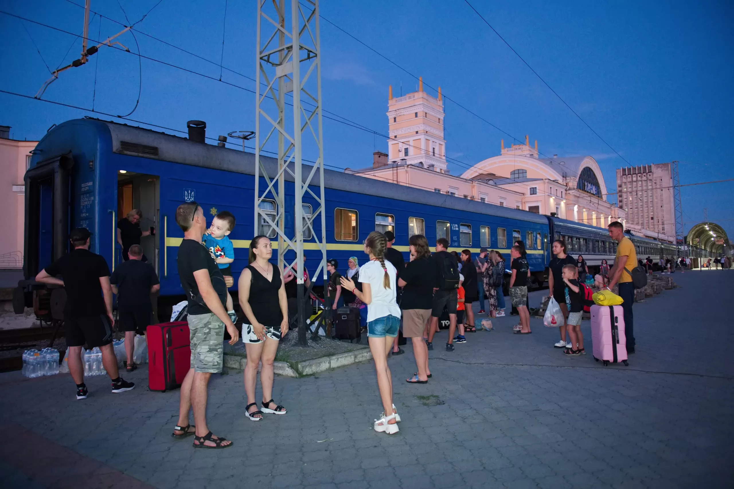 З трьох територіальних громад Харківщини евакуювали 34 особи, серед яких 23 дитини, в тому числі сироти та позбавлені батьківського піклування / Фото ХОВА