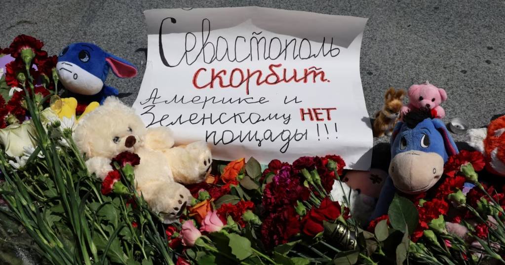 Приклад антиамериканської та антиукраїнської пропаганди від Росії у Криму. Надпис на плакаті: "Севастополь горює. Америці та Зеленському немає пробачення" / Фото Reuters