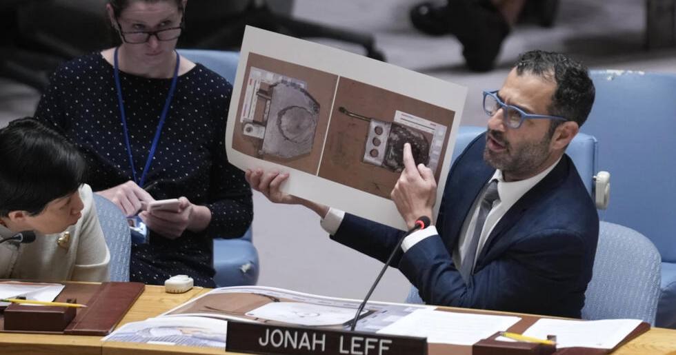 Джона Лефф демонструє Радбезу ООН докази використання РФ ракет із КНДР / Фото AP