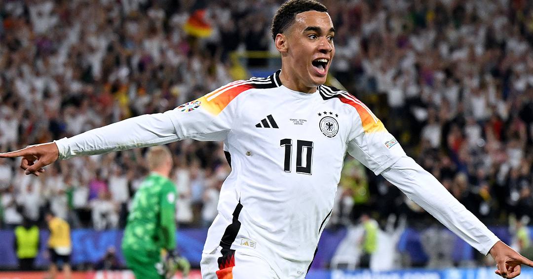 Форвард немецкой сборной Джамал Мусиала вышел в лидеры среди бомбардиров чемпионата после гола в ворота датчан. На его счету три точных удара и все с игры / Фото УЕФА