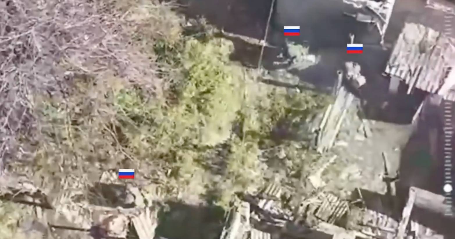 Российские военные бегают по Волчанску в надежде уцелеть / Скриншот видео