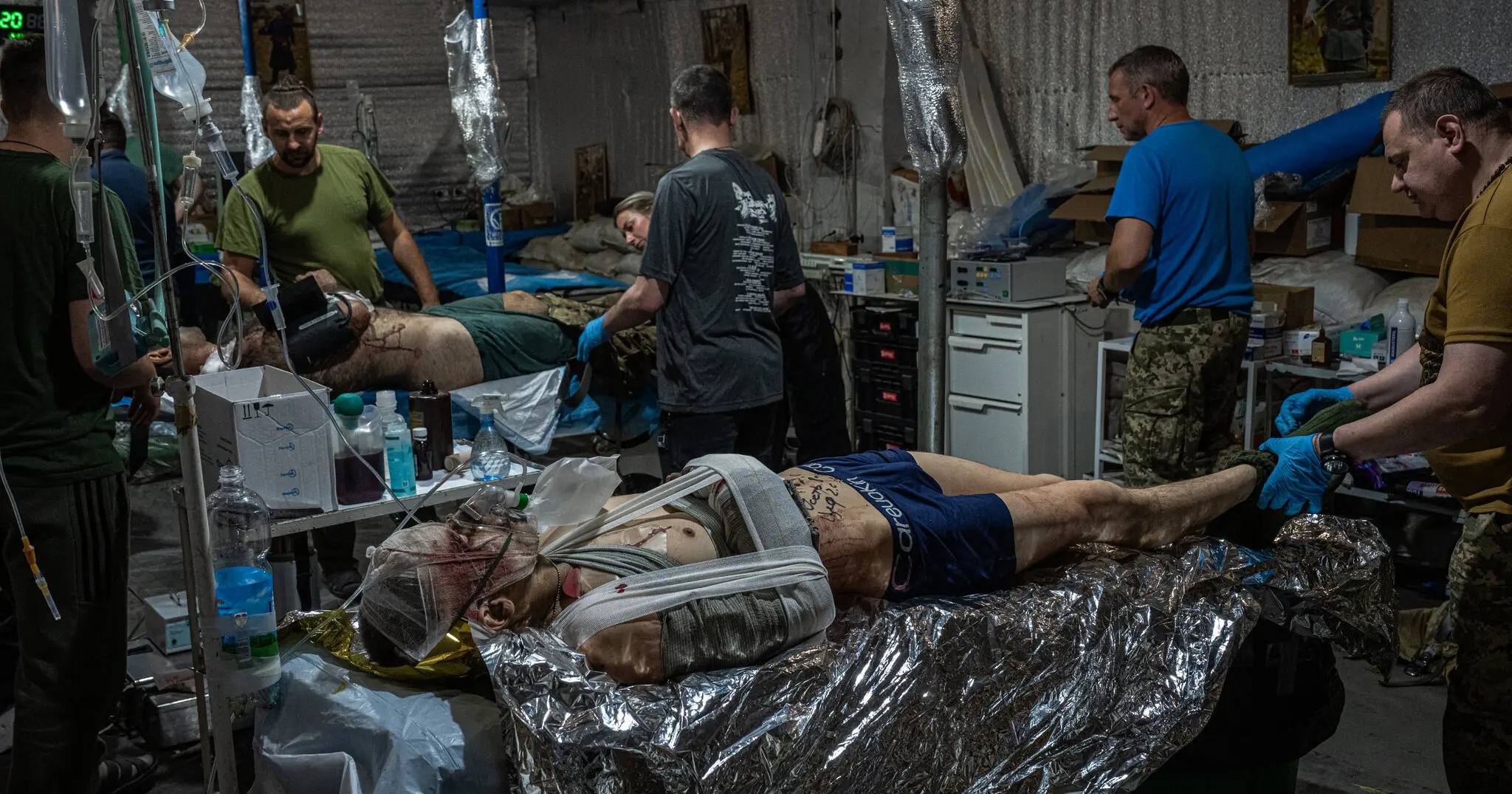 Українські медики з п'ятої штурмової бригади надають допомогу солдатам з пораненнями, отриманими внаслідок застосування дронів, 28 червня 2024 року / Фото The New York Times