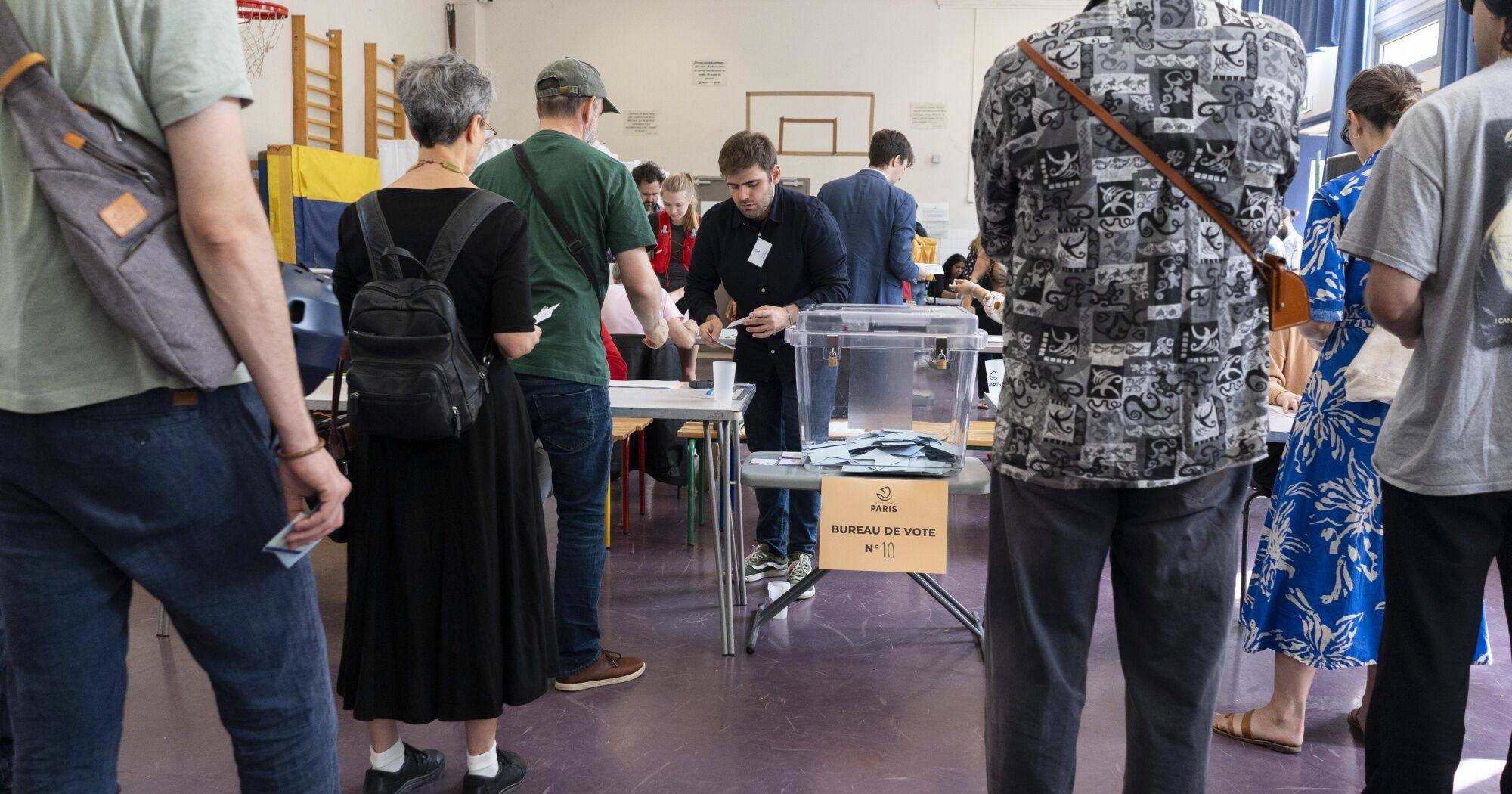 Виборці на виборчій дільниці під час першого туру виборів до законодавчих органів влади в Парижі / Фото Bloomberg