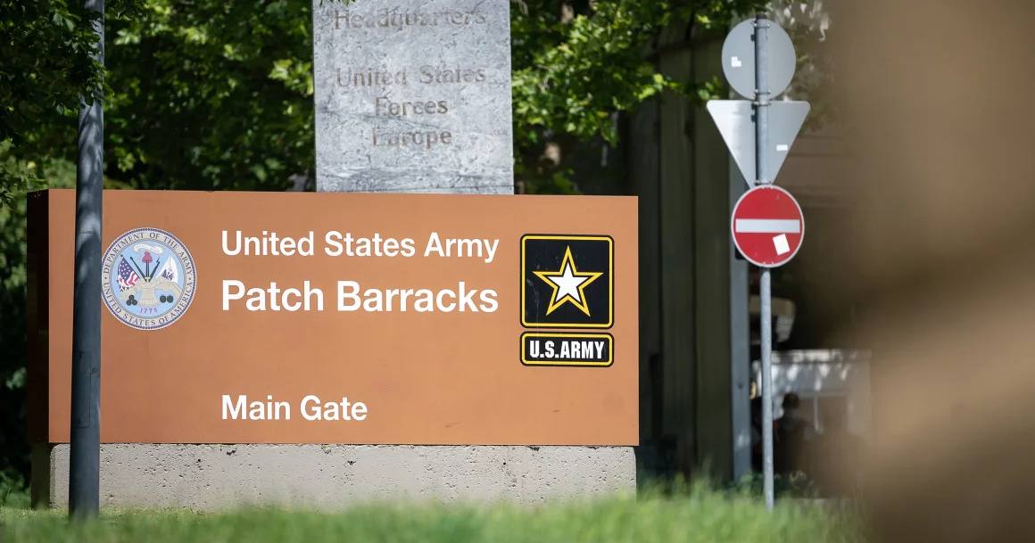 Знак вказує на вхід до казарм Патч армії США та штаб-квартири американських військ у Європі / Фото CNN