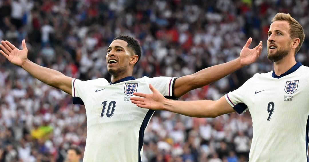 Авторы двух забитых голов в ворота сборной Словакии - Джуд Беллингем (слева) и Харри Кейн / Фото УЕФА