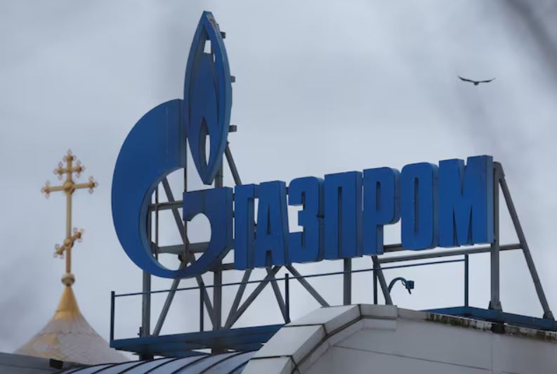 Логотип "Газпрома" на крыше здания в Санкт-Петербурге / Фото: REUTERS