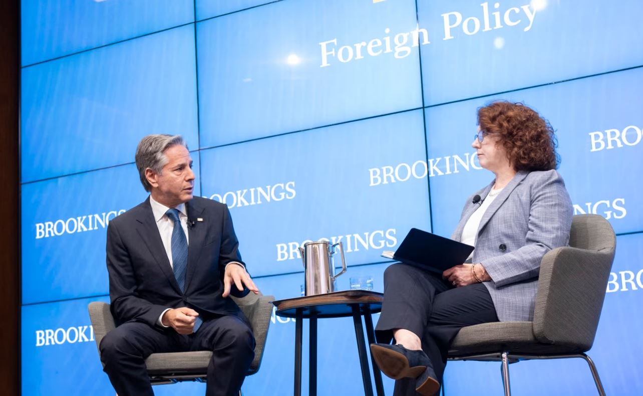 Держсекретар США Ентоні Блінкен розмовляє з віцепрезиденткою Інституту Брукінгса Сюзанною Мелоні під час дискусії в Інституті Брукінгса у Вашингтоні / Фото: AFP