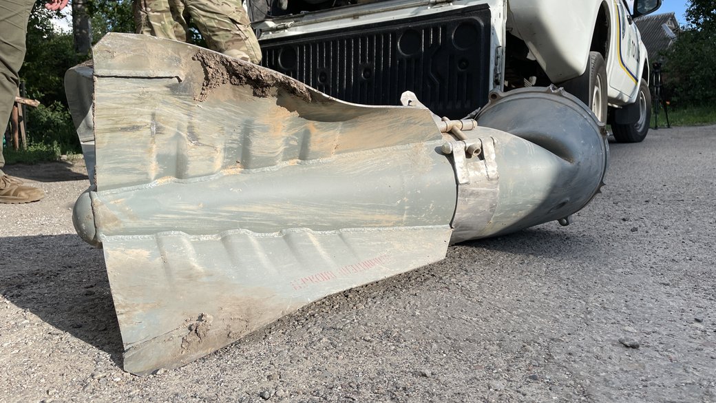Крылья от неразорвавшегося снаряда ФАБ-500 с УМПК в Харькове / Фото: Суспільне