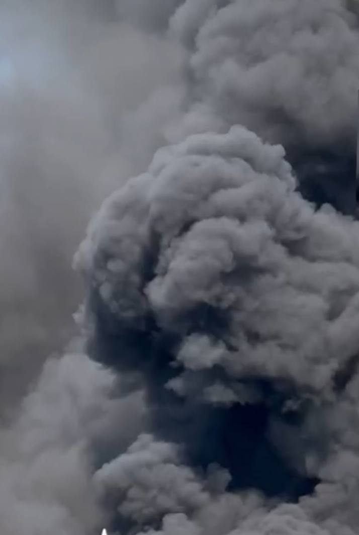 Внаслідок удару по Дніпру зайнялась пожежа / Telegram