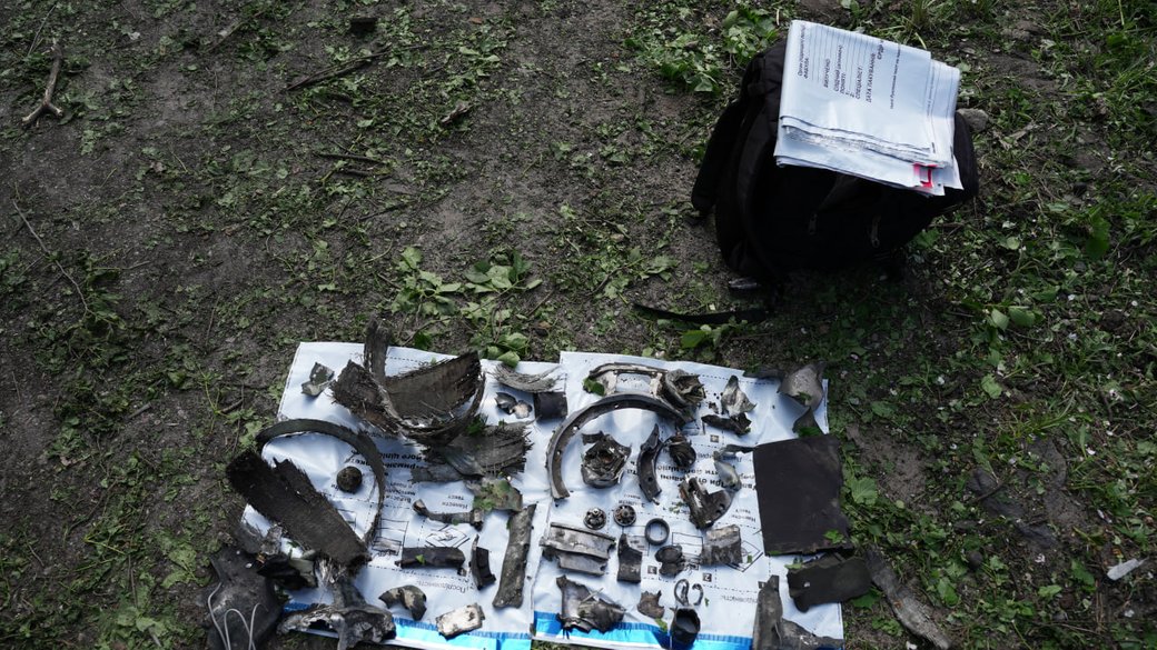 Фрагменты УМПБ Д-30, которые обнаружили на месте попадания в Харькове 23 апреля 2024 года / Фото: Суспільне