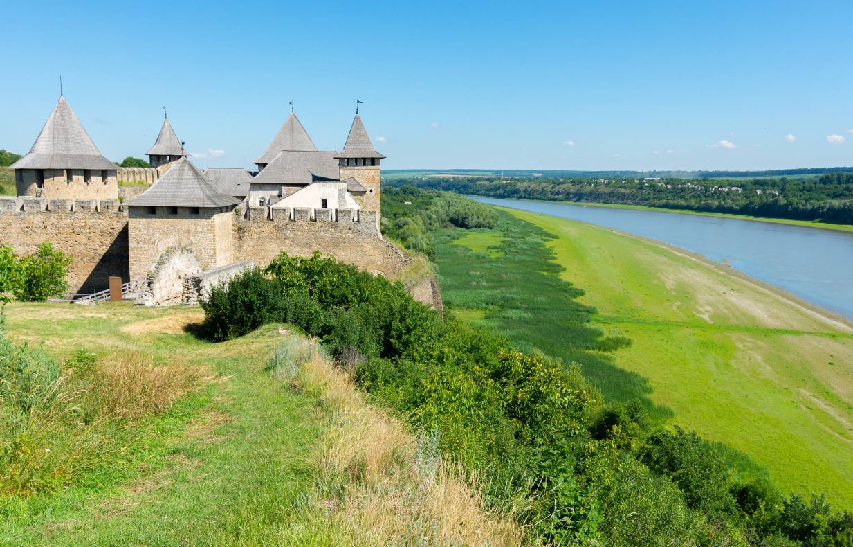 Замок на берегу Днестра / Фото: Национальный природный парк "Хотинский"