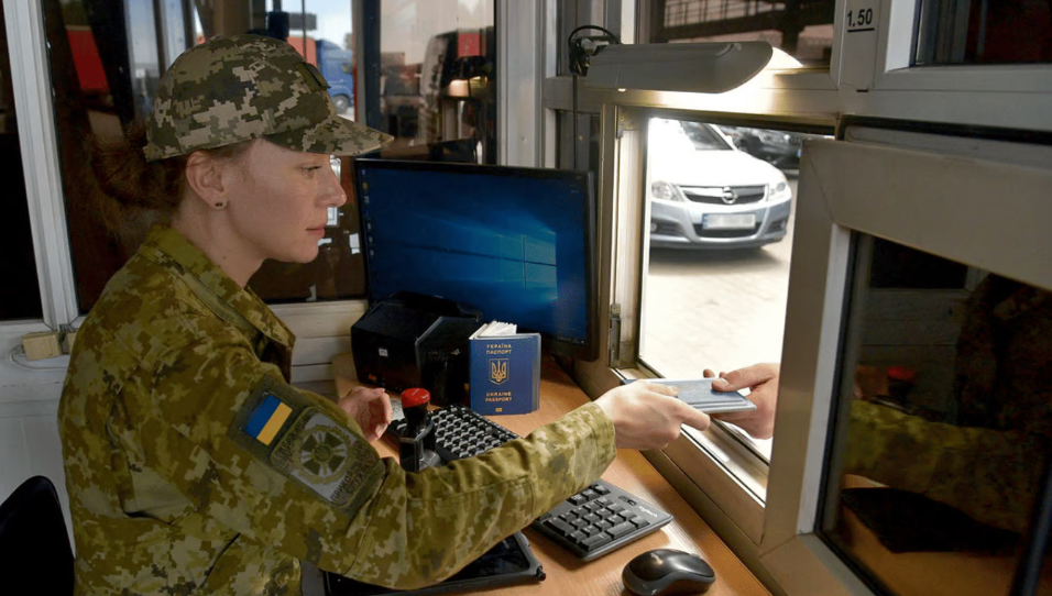 Проверка документов на украинской границе / Фото: ГПСУ